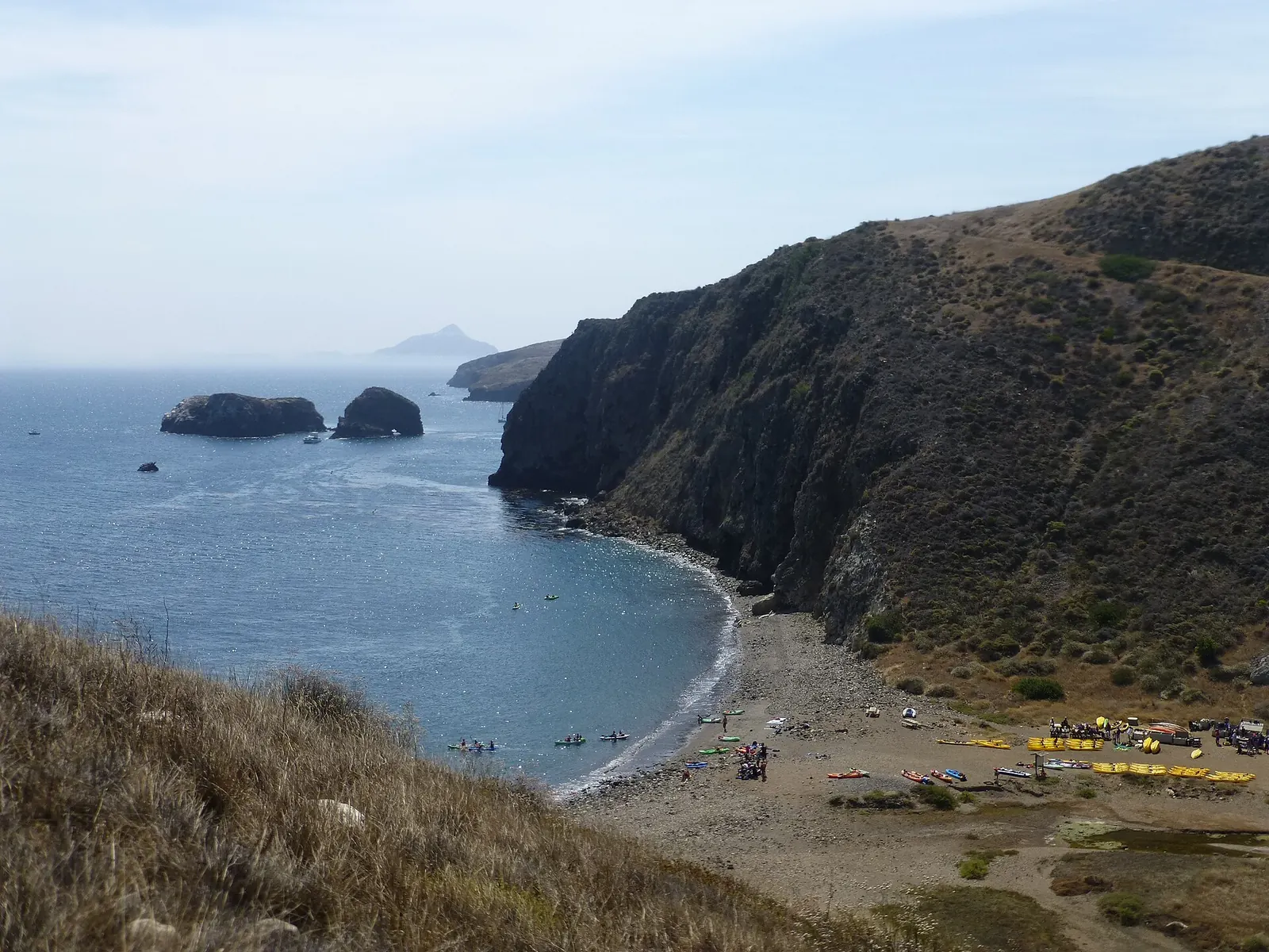 Channel Islands National Park - Santa Cruz Island - beach area with kayakers — Channel Islands National Park